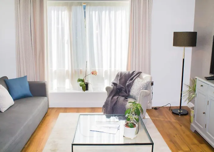 Modern & Central - Two Bedroom & Two Bathroom Apartment