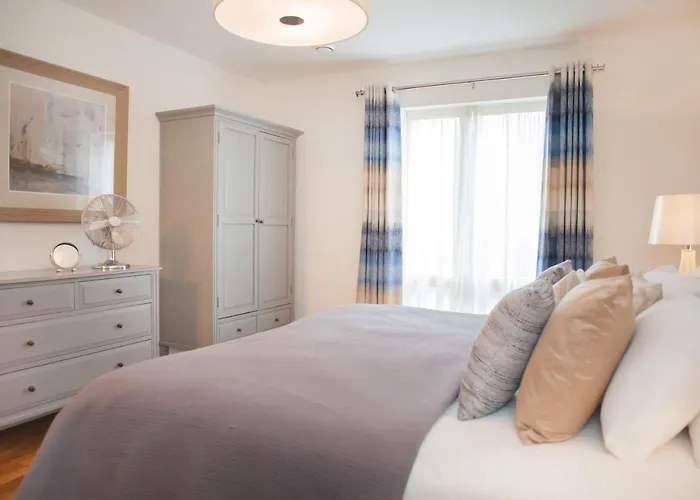 Modern & Central - Two Bedroom & Two Bathroom Apartment