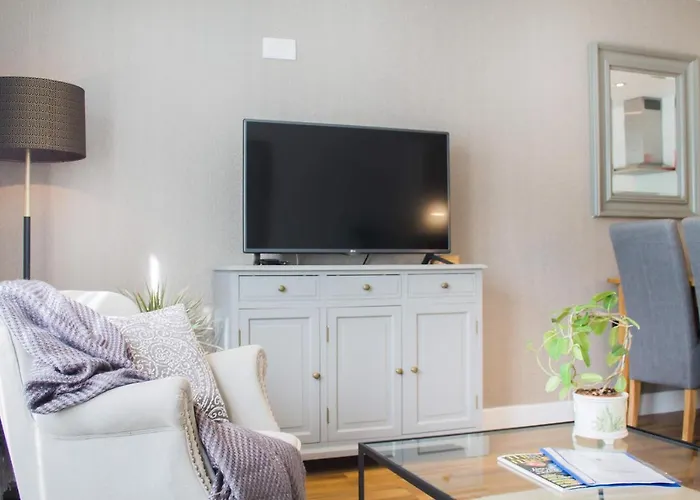 Modern & Central - Two Bedroom & Two Bathroom Apartment