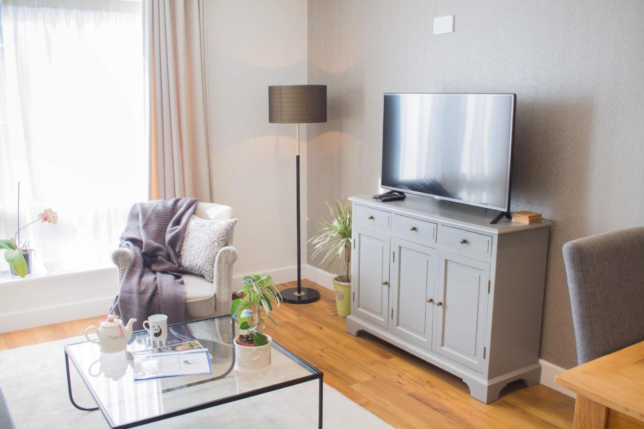 Modern & - Two Bedroom & Two Bathroom Apartment *